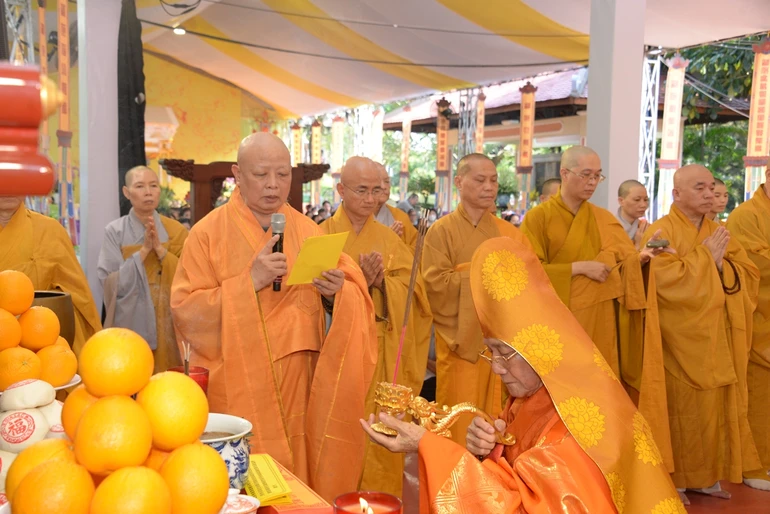 Trưởng lão Hòa thượng Thích Minh Thông niêm hương bạch Phật trong lễ khai kinh 