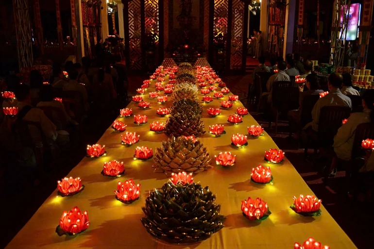 Hoa đăng tưởng niệm anh hùng liệt sĩ, chiến sĩ, đồng bào đã yên nghỉ tại Nghĩa trang Đô Thành cũ