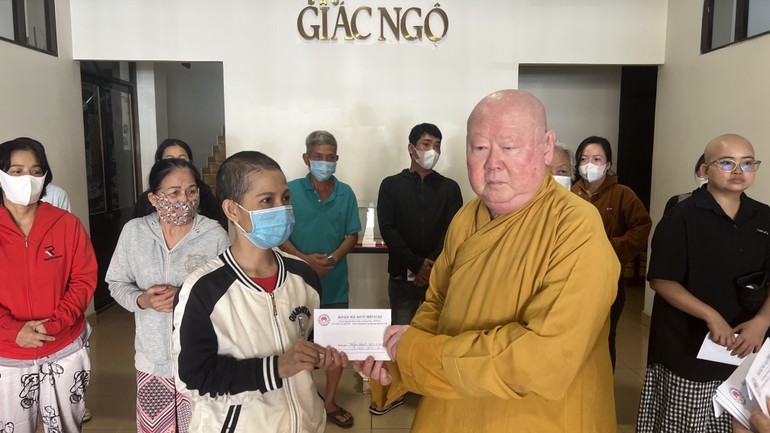 Hòa thượng Thích Duy Trấn trao tiền của bạn đọc ủng hộ bệnh nhân nghèo, tại tòa soạn Báo Giác Ngộ