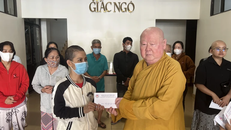 Hòa thượng Thích Duy Trấn trao tiền của bạn đọc ủng hộ bệnh nhân nghèo, tại tòa soạn Báo Giác Ngộ