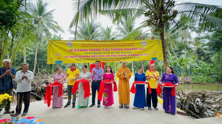 Ban Từ thiện xã hội Phật giáo TP.HCM, chùa Tường Nguyên cắt băng khánh thành cầu bê-tông tại xã Mỏ Cày