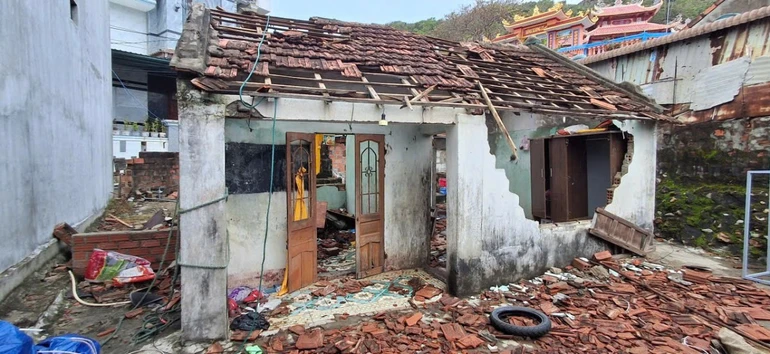 Một nhà dân ở tỉnh Bình Định cũ bị hư hỏng do bão số 13