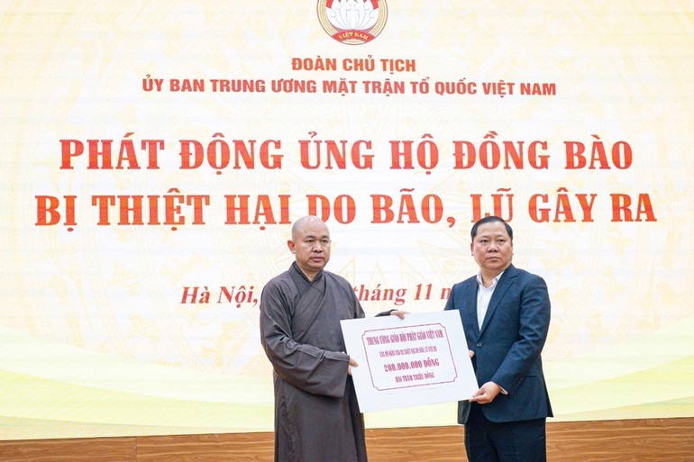 Thượng tọa Thích Đức Thiện thay mặt Trung ương GHPGVN trao bảng ủng hộ 200 triệu đồng đến đại diện Ủy ban TƯMTTQVN