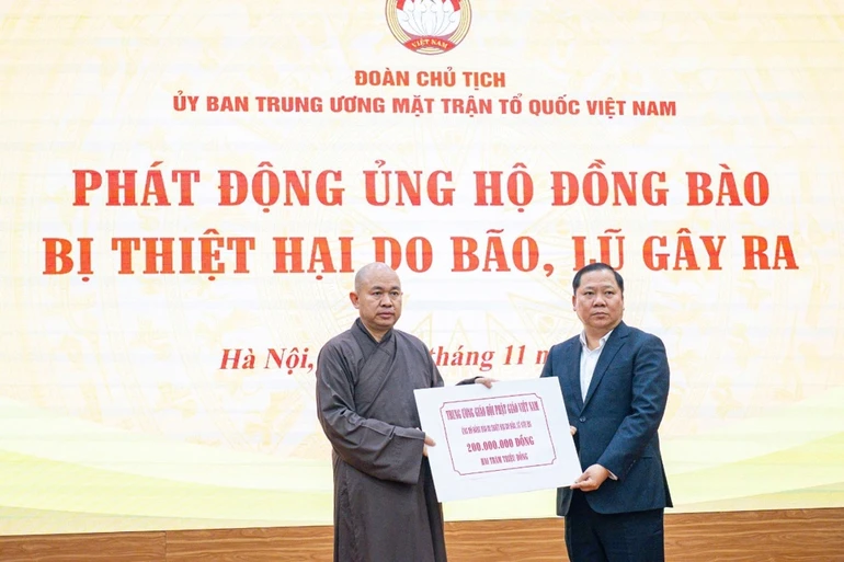 Thượng tọa Thích Đức Thiện thay mặt Trung ương GHPGVN trao bảng ủng hộ 200 triệu đồng đến đại diện Ủy ban TƯMTTQVN