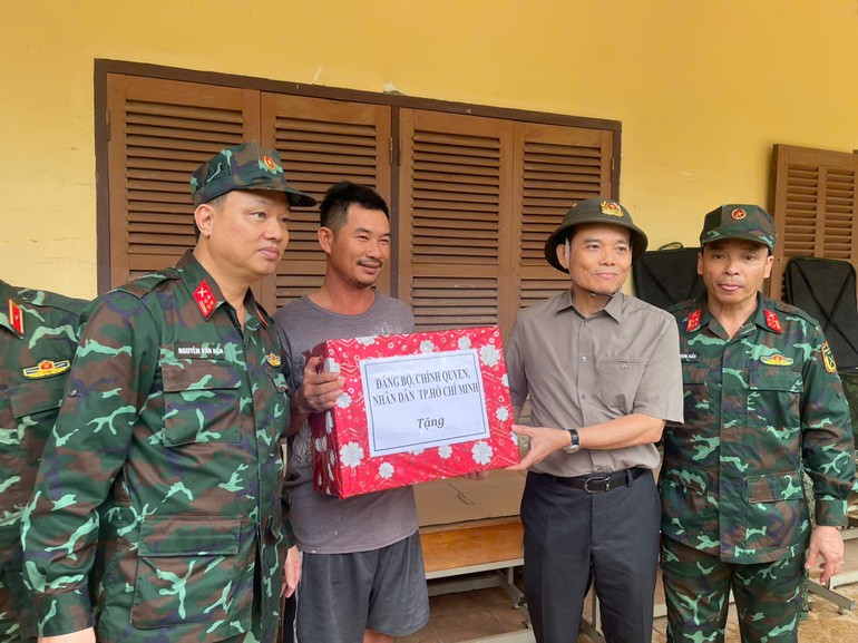 Sáng 22-11, Bí thư Thành ủy TP.HCM Trần Lưu Quang thăm hỏi, trao quà tận tay cho bà con vùng lũ Khánh Hòa