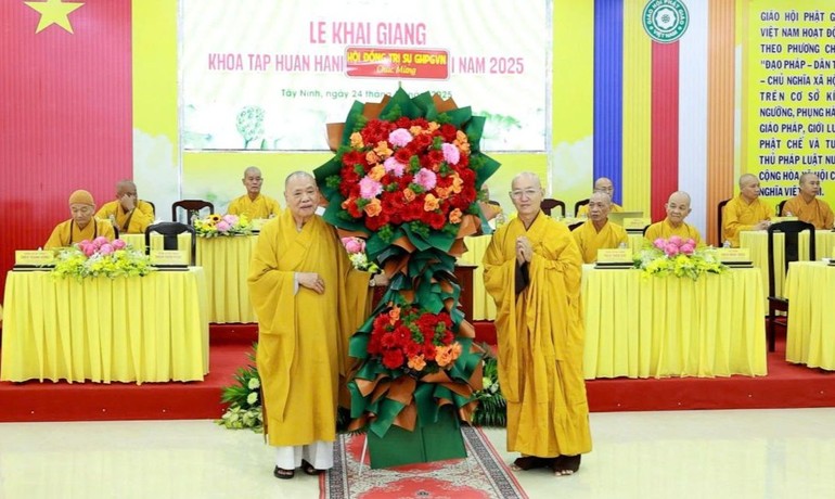 Trưởng lão Hòa thượng Thích Thiện Pháp tặng lẵng hoa chúc mừng của Hội đồng Trị sự