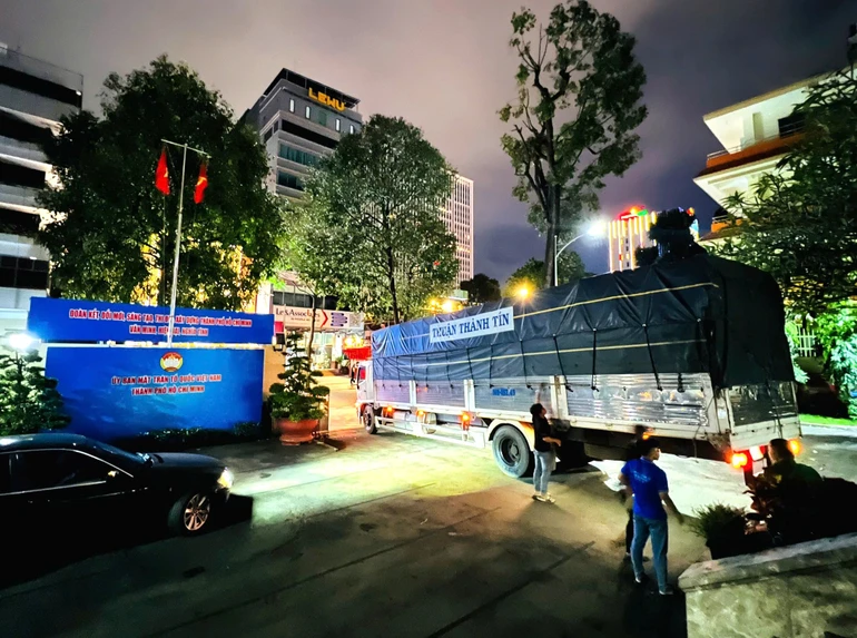 Những chuyến xe tải chở hàng hóa cứu trợ đến đồng bào miền Trung