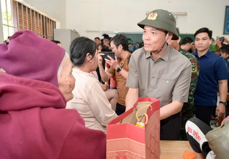 Bí thư Thành ủy TP.HCM Trần Lưu Quang thăm hỏi bà con vùng bão lũ tỉnh Khánh Hòa