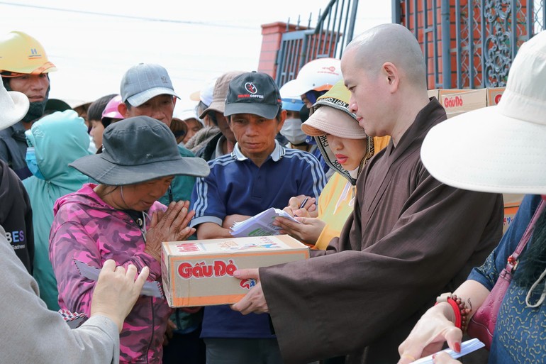 Đại đức Thích Thị Nhân, trụ trì chùa Văn Thánh trao quà đến bà con vùng bão lũ