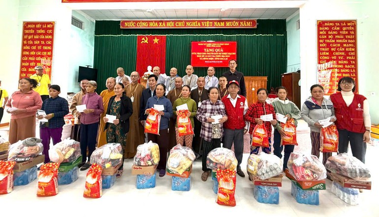 Đoàn chư tôn đức Tăng Ni GHPGVN tỉnh Vĩnh Long trao quà đến bà con vùng bão lũ