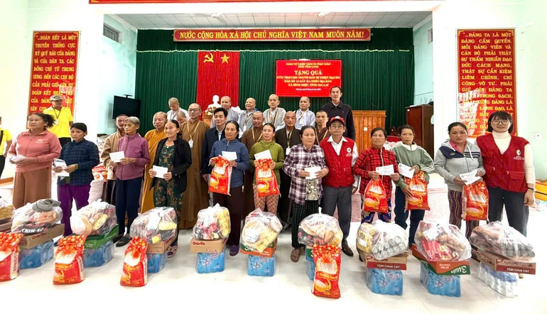 Đoàn chư tôn đức Tăng Ni GHPGVN tỉnh Vĩnh Long trao quà đến bà con vùng bão lũ