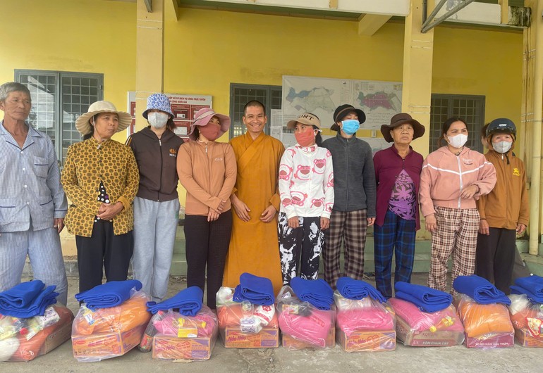 Chùa Pháp Huyền trao quà đến bà con vùng bão lũ tỉnh Đắk Lắk