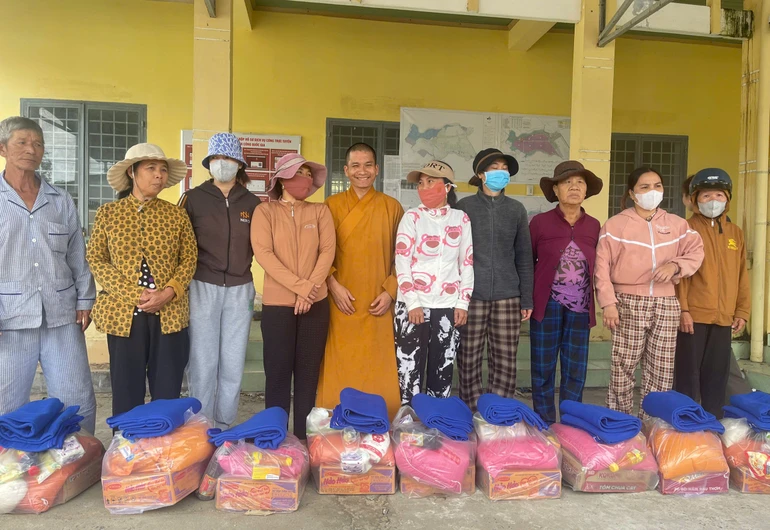 Chùa Pháp Huyền trao quà đến bà con vùng bão lũ tỉnh Đắk Lắk