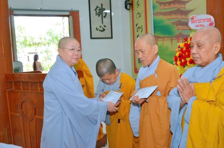 Đại diện Phân ban Ni giới TP.Cần Thơ trao Giấy chứng nhận Lớp Luật học cho chư Ni sau hai năm học tập