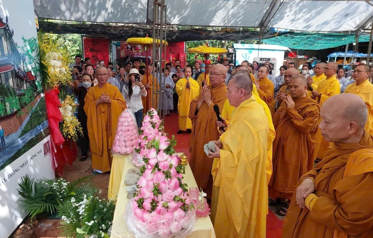 Chư tôn đức cử hành khóa lễ đặt đá truyền thống, cầu nguyện công trình trùng tu chùa Tịnh Quang sớm được hoàn thành