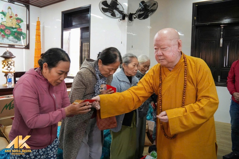 Đoàn từ thiện Quan Âm tu viện chia sẻ với gia đình bị sập nhà trong bão số 13 tại tỉnh Đắk Lắk 