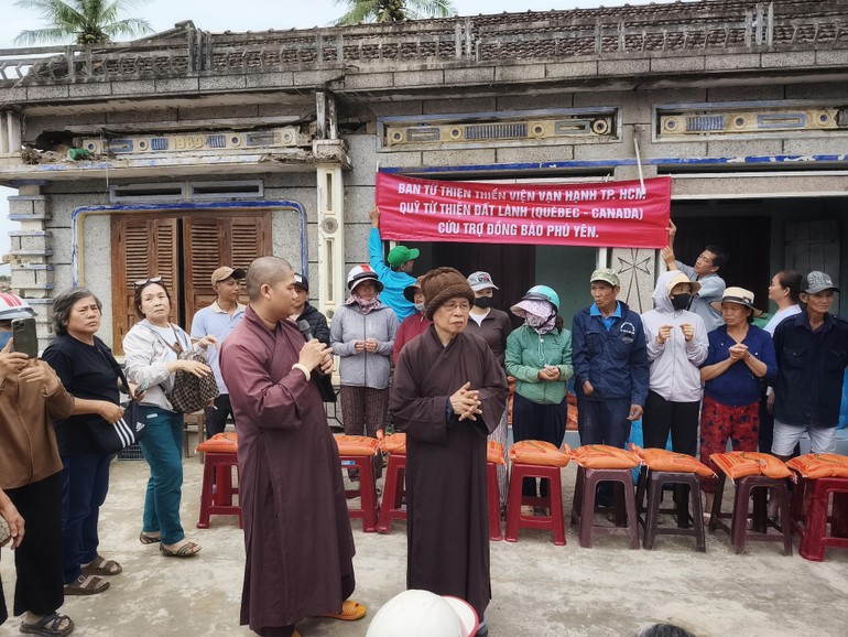 Hòa thượng Thích Chơn Nguyên động viên bà con vượt qua khó khăn sau bão lũ