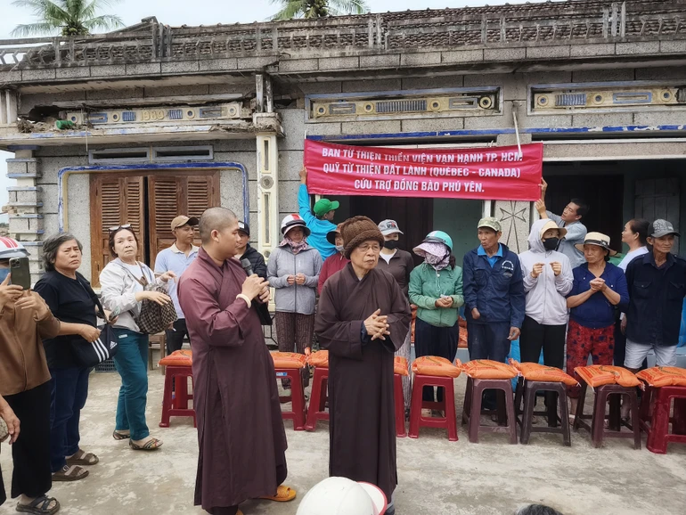 Hòa thượng Thích Chơn Nguyên động viên bà con vượt qua khó khăn sau bão lũ