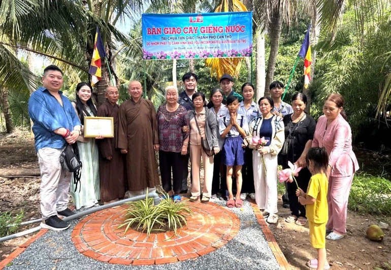 Đoàn thiện nguyện bàn giao giếng khoan cho người dân, trị giá 43 triệu đồng cho chùa Tân Giác (tỉnh Cà Mau)