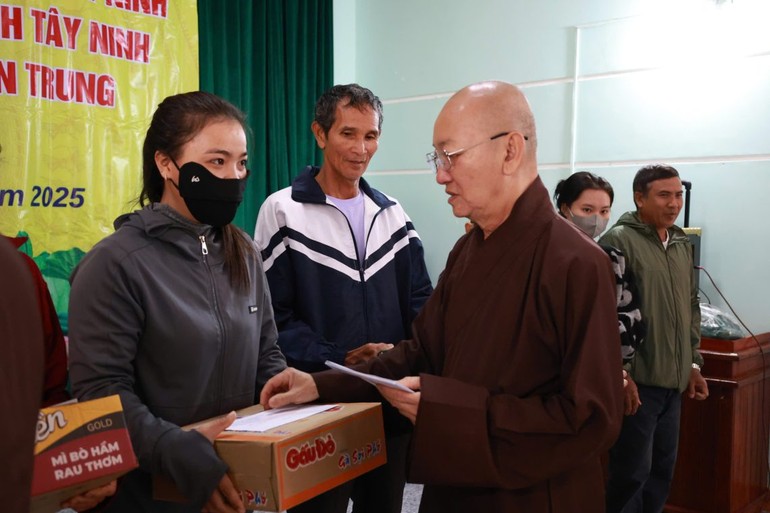 Thượng tọa Thích Quảng Tâm, Trưởng ban Trị sự tỉnh Tây Ninh trao quà đến bà con tỉnh Đắk Lắk
