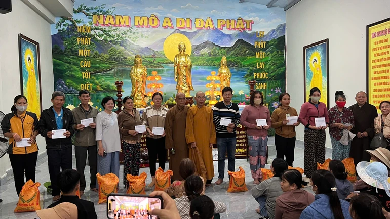 Đoàn từ thiện Pháp Tạng thuộc Ban Từ thiện xã hội Báo Giác Ngộ trao quà đến bà con vùng bão lũ 