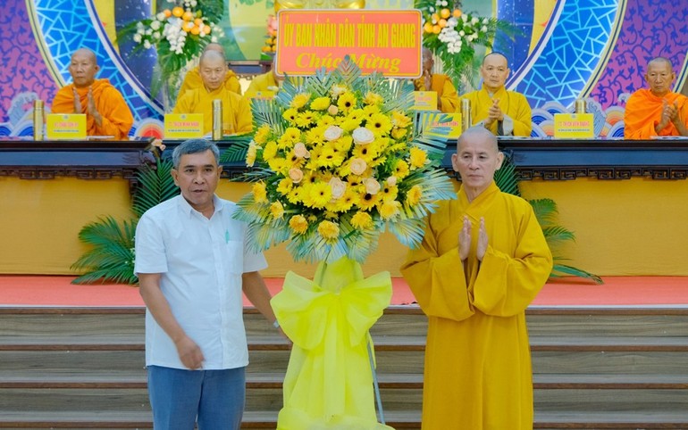 Hòa thượng Thích Thiện Thống nhận lẵng hoa chúc mừng của Ủy ban Nhân dân tỉnh An Giang