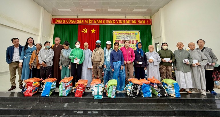 Đoàn Phân ban Ni giới TP.HCM thăm và trao quà đến đồng bào vùng bão lũ