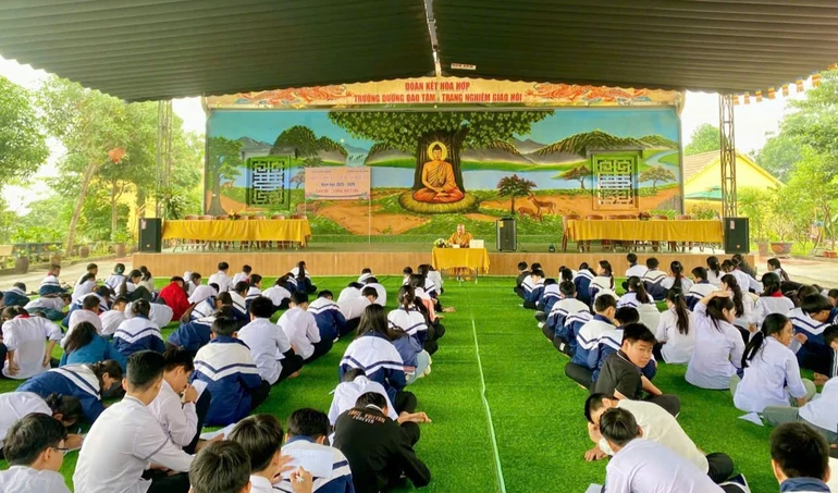 Đại đức Thích Chúc Huy có thời thuyết giảng về "Lòng biết ơn" đến học sinh