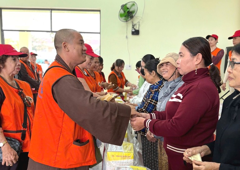 Đại đức Thích Trí Bửu, trưởng đoàn thăm hỏi người dân địa phương