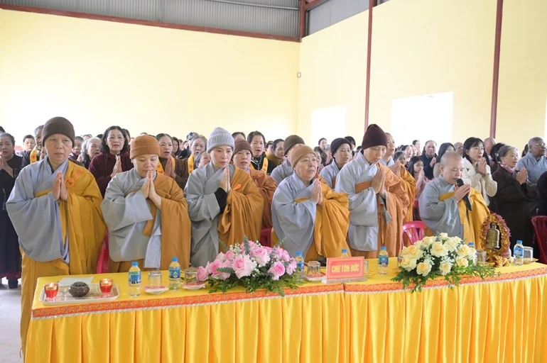 Chư Ni và Phật tử tham dự lễ rót đồng đúc Đại hồng chung