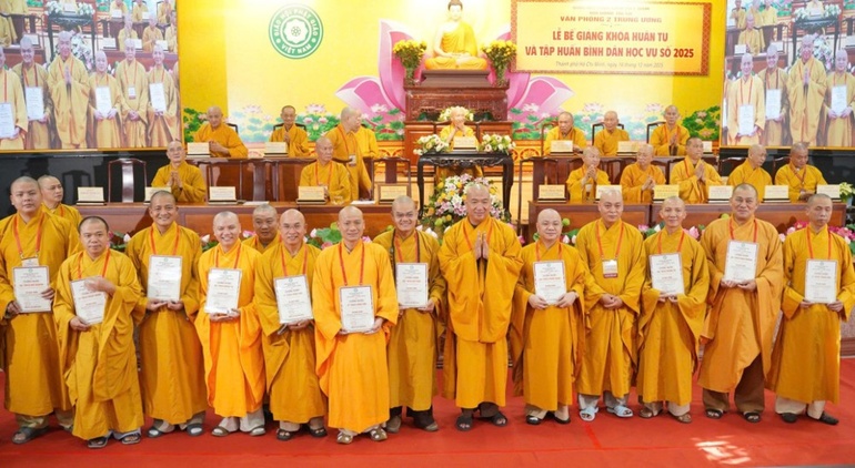 Thượng tọa Thích Phước Nguyên trao Chứng nhận đến chư Tăng 