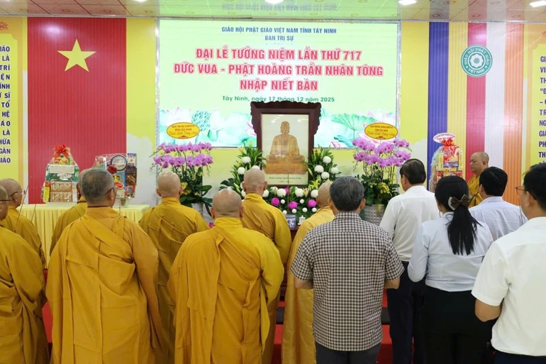 Chư tôn đức và đại diện chính quyền tỉnh, sở tại dâng hương tưởng niệm Đức vua - Phật hoàng Trần Nhân Tông