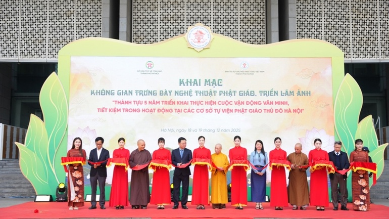 Cắt băng khai mạc triển lãm