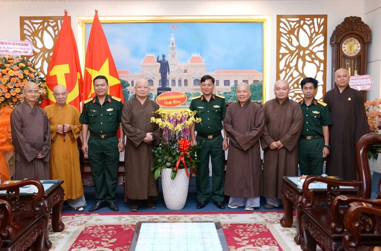 Ban Trị sự GHPGVN TP.HCM chúc mừng Bộ Tư lệnh TP.HCM nhân Kỷ niệm 81 năm ngày thành lập Quân đội Nhân dân Việt Nam - Ảnh: B.Toàn/BGN