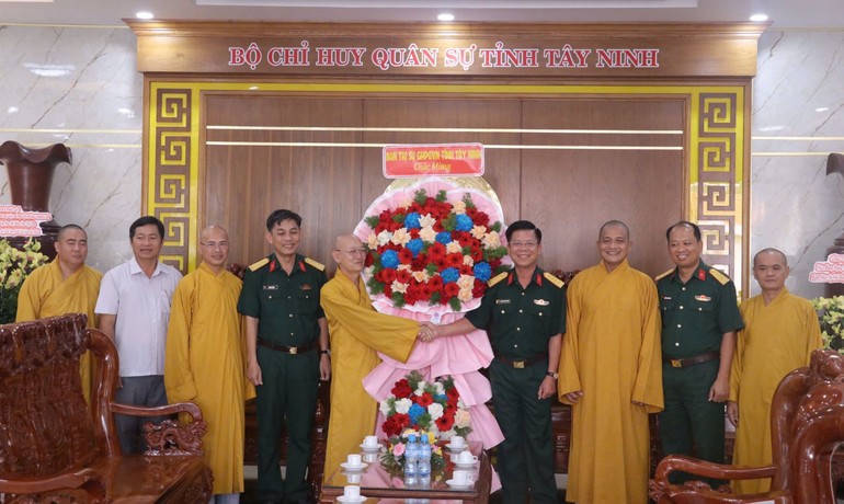 Ban Trị GHPGVN tỉnh thăm và chúc mừng Bộ Chỉ huy Quân sự tỉnh nhân ngày thành lập Quân đội Nhân dân Việt Nam