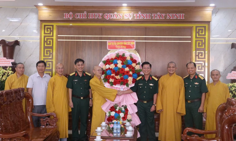 Ban Trị GHPGVN tỉnh thăm và chúc mừng Bộ Chỉ huy Quân sự tỉnh nhân ngày thành lập Quân đội Nhân dân Việt Nam