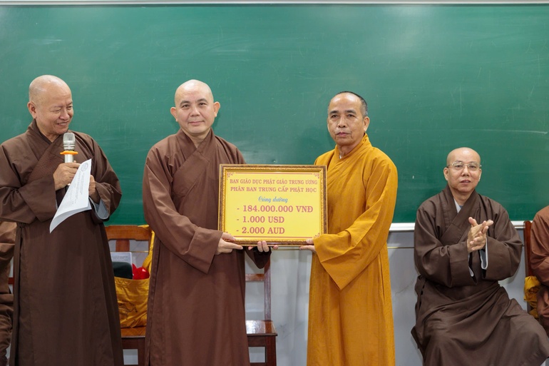 Thượng tọa Thích Viên Trí trao bảng hỗ trợ đến Hiệu trưởng Trường Trung cấp Phật học Nguyên Thiều