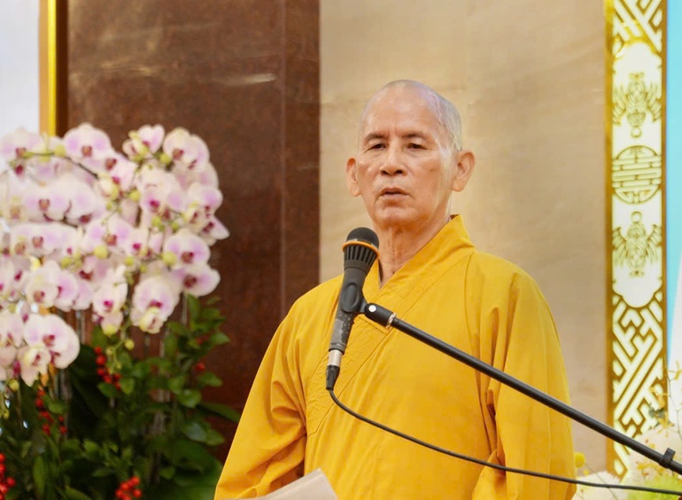 Hòa thượng Thích Thiện Thống trao đổi về công tác quản lý Tăng Ni, tự viện tại Khóa bồi dưỡng trụ trì năm 2025 do Ban Trị sự GHPGVN TP.HCM tổ chức - Ảnh: B.Toàn/BGN
