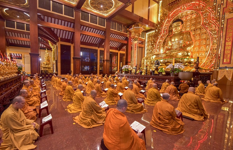 Thời khóa tụng kinh của chư hành giả Tuần huân tu tại Việt Nam Quốc Tự - Ảnh: Quảng Đạo/BGN