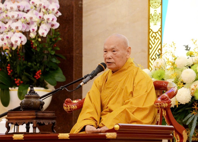 Trưởng lão Hòa thượng Thích Thiện Nhơn sách tấn Tăng Ni tại Tuần huân tu và Khóa bồi dưỡng trụ trì năm 2025, tại Việt Nam Quốc Tự - Ảnh: Bảo Toàn/BGN