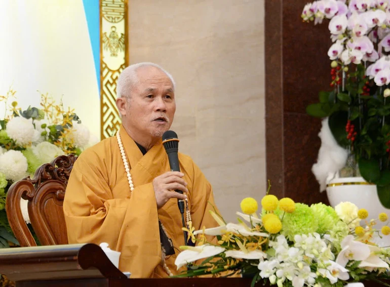  Thượng tọa Thích Giác Dũng chia sẻ với gần 1.000 Tăng Ni, tại Việt Nam Quốc Tự