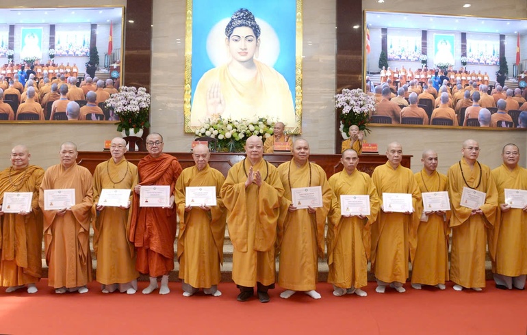 Hòa thượng Thích Lệ Trang trao Giấy chứng nhận Tuần huân tu đến chư tôn đức thành viên Ban Trị sự