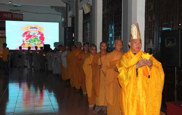 Lễ hoa đăng nhân vía Đức Phật A Di Đà tại thiền viện Quảng Đức
