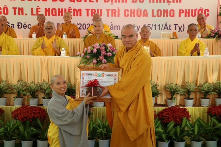 Tại buổi lễ, Thượng tọa Thích Tĩnh Triệt đã trao quyết định bổ nhiệm đến Sư cô Thích nữ Lệ Nghiêm