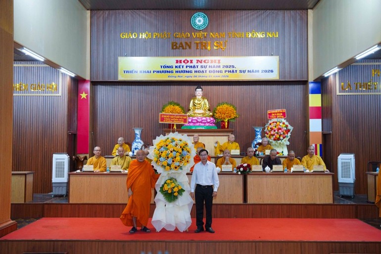 Đại diện Ủy ban MTTQVN tỉnh tặng lẵng hoa chúc mừng Ban Trị sự