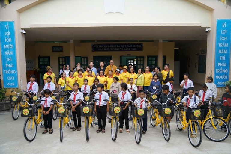 Đoàn trao 30 chiếc xe đạp đến học sinh Trường Trung học Cơ sở Khánh Vĩnh - Ảnh: T.N