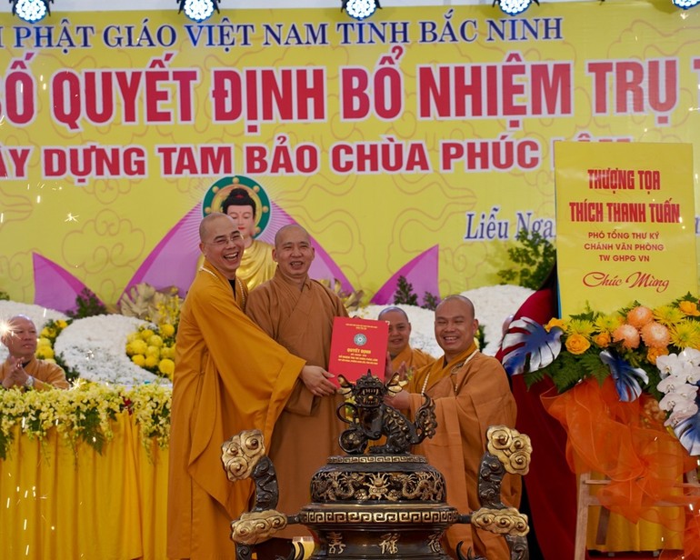 Thượng tọa Thích Thanh Tuấn và Thượng tọa Thích Thanh Sơn trao quyết định đến Đại đức Thích Thanh Đức 