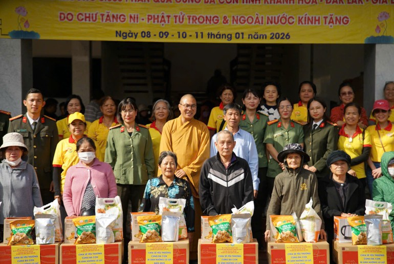 Đoàn từ thiện chùa Tường Nguyên trao quà đến người dân tỉnh Đắk Lắk