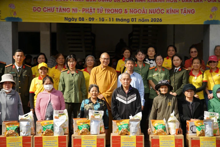 Đoàn từ thiện chùa Tường Nguyên trao quà đến người dân tỉnh Đắk Lắk