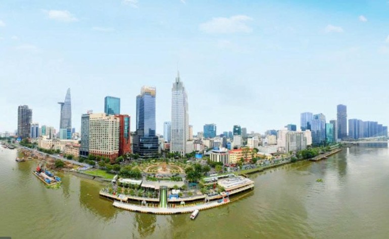 Trung tâm TP.HCM nhìn từ sông Sài Gòn - khu vực tập trung các hoạt động tài chính, thương mại, dịch vụ, giữ vai trò động lực tăng trưởng của Thành phố - Ảnh: MTTP